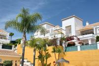 Senorio de Gonzaga Great 2 bedroom apartment with a lovely community pool in the heart of Nueva Andalucia - Bed and Breakfast Marbella