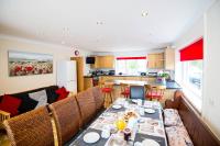B&B Laugharne - ROUND PARK- Private and spacious family bungalow with parking - Bed and Breakfast Laugharne