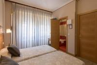 Tweepersoonskamer met 2 Aparte Bedden en Eigen Badkamer