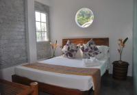 Stone Creek House - Bed and Breakfast Romblon