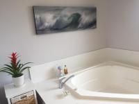 Zimmer mit Queensize-Bett und eigenem Bad