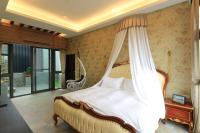 Habitación con cama grande y balcón