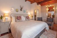 Zimmer mit Kingsize-Bett und Gartenblick. 