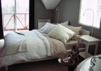 Zimmer mit Queensize-Bett und Whirlpool-Badewanne