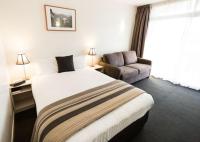 Zimmer mit Queensize-Bett und Schlafsofa