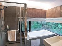 Zweibettzimmer mit Badewanne