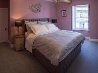 Zimmer mit Kingsize-Bett