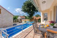 Dalmatian village charm - spacious villa with pool near Trogir - B&B Primorski Dolac