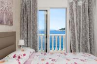 Luxury Bellavista Amazing sea Holidays with Private Beach & Parking - Chambres d'hôtes Milna