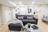 1BR Trendy Basement Apt with Laundry & Parking - Central Trendy - Chambres d’hôtes Dunning