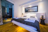 Zimmer mit Kingsize-Bett und Balkon