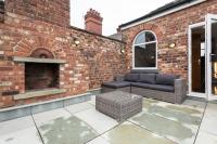 The Penthouse, Opposite Sale Metrolink, Includes Free Parking - Chambres d’hôtes Sale