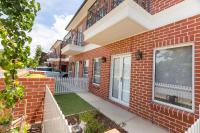 4 Bedroom Inner City Townhouse - SLEEPS 9 !! - Bed and Breakfast