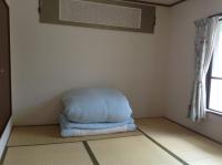 Im japanischen Stil eingerichtetes Zweibettzimmer mit Gemeinschaftsbad
