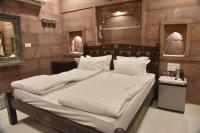 Zimmer mit Kingsize-Bett und Balkon