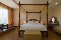 Queen Room with Pool View