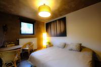 Tweepersoonskamer met 2 Aparte Bedden en Douche