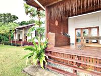 Sails Beach House - B&B Luganville