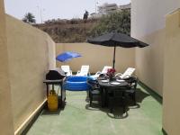 Blue Harbour 3 bedroom seafront apartment with large yard on the promenade - by Getawaysmalta - B&B