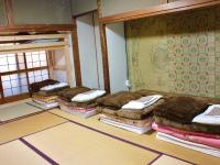 Cama individual tipo futón en una habitación compartida para mujeres de estilo japonés