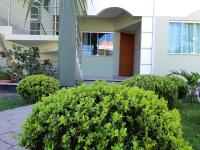 Studio mit Poolblick