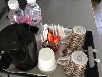 Suite con cama grande y vistas a la piscina