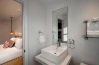 Habitación con cama grande y vistas al mar