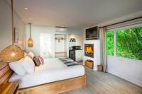 Zimmer mit Kingsize-Bett, Poolblick und Kamin