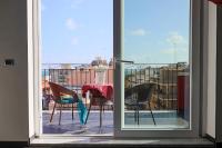 Appartamento con Balcone e Vista Mare