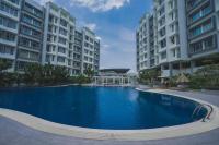 Apartment with Pool View 