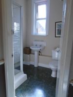 Dreibettzimmer mit eigenem Bad auf dem Flur