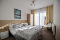 Estudio con cama extragrande y sofá cama