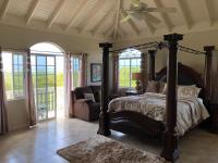 Suite con cama grande y balcón