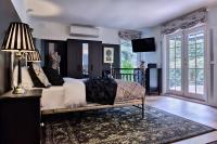 Deluxe Queen Studio 