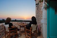 Estudio con chimenea y vistas al mar