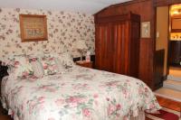 Habitación con cama grande y vistas al jardín