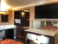 Zimmer mit Kingsize-Bett und Whirlpool