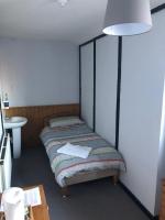 Camera Doppia con Letti Singoli e Bagno in Comune