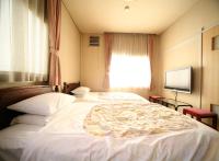 Tweepersoonskamer met 2 Aparte Bedden en Eigen Badkamer