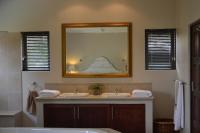 Zimmer mit Kingsize-Bett und Poolblick