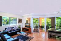 Three-Bedroom Apartment with Air-Conditioning and Garden View