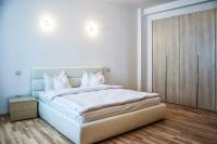 One-Bedroom Apartment with Promenade View