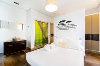 Zimmer mit Queensize-Bett und Whirlpool-Badewanne