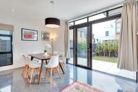 Blissful Breeze Townhouse with Parking and Patio - Chambres d'hôtes Auckland
