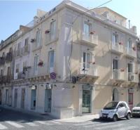 Deluxe Double Room (2 Adults + 1 Child)
