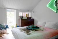 Kleine Tweepersoonskamer met 1 of 2 Aparte Bedden en Eigen Badkamer Buiten de Kamer