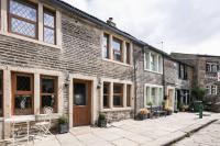 Stunning Blackberry Cottage with Log Burner - located on Haworth Main Street - B&B