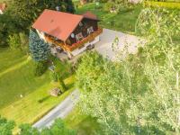 Gästehaus Philipp im Herzen des Fichtelgebirges - 5 Ferienwohnungen, großes Grundstück, Wald und Wiese, Wohnung mit privater Sauna, kostenfreie Parkplätze, WLAN - B&B Mehlmeisel