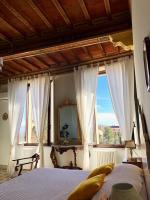 Zimmer mit Kingsize-Bett und Gartenblick.
