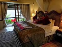 Habitación con cama extragrande y vistas a la montaña